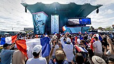 Francouzští fanoušci podporují Sama Avezoua při semifinálovém lezení. (7. srpna...