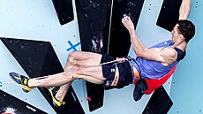 Adam Ondra v akci při semifinálovém lezení. (7. srpna 2024)