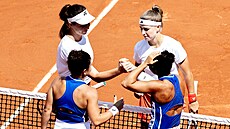 �eské tenistky Karolína Muchová a Linda Nosková (v bílém) do finále olympijské...