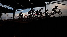 BMX. Celkový pohled na sportovce v akci.