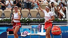 Karolína Muchová a Linda Nosková ve �tvrtfinále  �ty�hry. (1. srpna 2024)