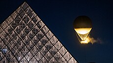 Balon s olympijským ohn�m je hned vedle Louvru v Tuilerijských zahradách. Ka�dý...