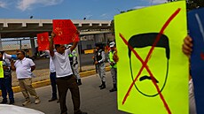 Lidé se úastní protestu proti výsledkm voleb, které venezuelskému...