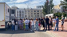 Lidé stojící ve frontě u mobilního dárcovského centra, které odebírá krev pro...
