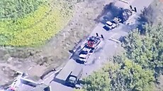Dron ukazuje znienou ruskou techniku v Kurské oblasti. (7. srpna 2024)