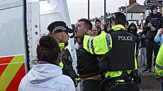 Tisíce odprc rasismu se ve stedu veer shromádily v ulicích britských mst...