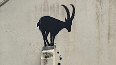Slavný anonymní umlec Banksy odhalil své nejnovjí dílo na stn budovy v Kew...