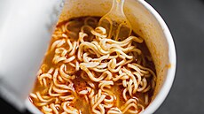 Ikonické instantní nudle, které letecká spole�nost Korean Air podávala na...