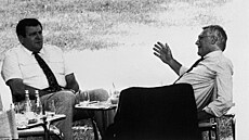 Premié�i Vladimír Me�iar (vlevo) a Václav Klaus hovo�í na zahrad� brn�nské vily...