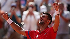 Dojatý Novak Djokovi� slaví zisk olympijského zlata na hrách v Pa�í�i.