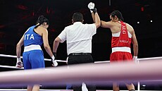 Konec zápasu mezi Italkou Angelou Cariniovou a Al�í�ankou Imán Chalífovou,...