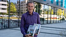 Autor Tomá Macek se svými knihami o historii Tour de France.