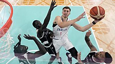Basketbalisté Ji�ního Súdánu se sna�í bránit Nikolu Jovi�e.