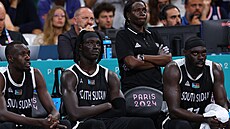 Zklamaní basketbalisté Ji�ního Súdánu po proh�e se Srbskem.
