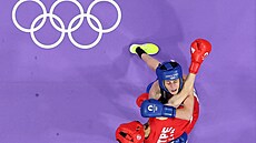 Lin Jü-tching (v erveném) porazila v boxerském finále do 57 kg Svtlanu...