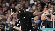Trenér basketbalist� Ji�ního Súdánu Royal Ivey se zlobí na rozhod�í b�hem...