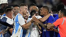 Strkanice mezi hrá�i Francie a Argentiny po skon�ení �tvrtfinálového zápasu.