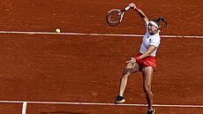 Karolína Muchová smečuje v utkání o bronz ženské čtyřhry na olympijském turnaji.