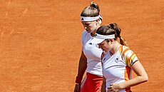 Karolína Muchová a Linda Nosková během utkání o bronz.