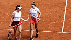Linda Nosková (vlevo) a Karolína Muchová během utkání o bronz.