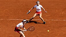 Linda Nosková a Karolína Muchová během utkání o bronz.