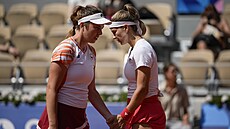 Karolína Muchová s Lindou Noskovou b�hem zápasu o bronz.