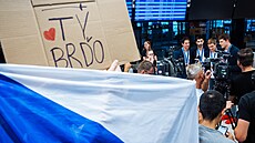 etí ermíi po píletu z Paíe. Zleva Jií Beran, Martin Rube, Michal upr...