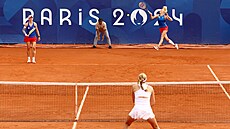 Kateřina Siniaková a Barbora Krejčíková během čtvrtfinále olympijského turnaje.