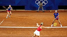 Kateřina Siniaková a Tomáš Macháč bojují o postup do finále čtyřhry.