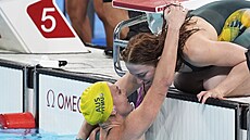 Ariarne Titmusová spolen se svou reprezentaní kolegyní slaví zisk zlaté...