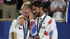 Dojatá Kate�ina Siniaková na stupních vít�z� vedle Tomá�e Machá�e.