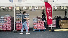 Olympijské bary s nápoji od Coca-Coly jsou v Pa�í�i na ka�dém kroku. (24....