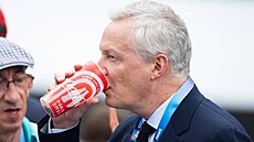 Francouzský ministr hospodá�ství Bruno Lemaire pije kokakolu ze zálohovaného...