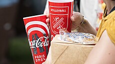 Plastové zálohované ekokelímky, do kterých si diváci mohou na olympiád� nalít...