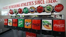 Automat na nealkoholické nápoje Coca-Coly v olympijské vesnici (31. �ervence...