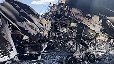 Zni�ený ruský stíhací bombardér Suchoj Su-34 po ukrajinském útoku na leti�t�...