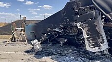 Zni�ený ruský stíhací bombardér Suchoj Su-34 po ukrajinském útoku na leti�t�...