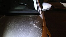 Stopy ukazují, jak mladík b�hal po policejním voze.