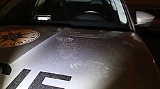 Stopy ukazují, jak mladík b�hal po policejním voze.