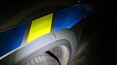 Stopy ukazují, jak mladík b�hal po policejním voze.