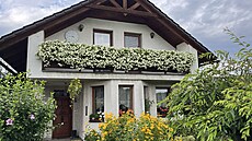 P�ední �ást domu s balkonem