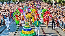 Tanenice i taneníci v pestrých karnevalových kostýmech a stovka bubeník pi Brasil festu v centru Brna vytvoili prvod, jen se v rytmu brazilské samby prokroutil z Moravského námstí a na Zelný trh. Celkem v nm pochodovalo asi 250 lidí a pihlíe