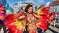 Tanenice i taneníci v pestrých karnevalových kostýmech a stovka bubeník v...