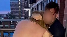 V ruském Krasnodaru pivolali policistu kvli hlasité hudb. Nahá ena ho...