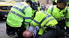 Doutnající naptí v dsledku vraedného incidentu s pobodanými dtmi perostlo...