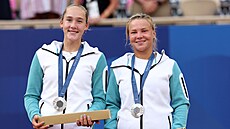St�íbrné medailistky v �enském deblu Mirra Andrejevová (vlevo) a Diana...