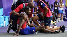 Vy�erpaný sprinter Noah Lyles po finále dvoustovky.