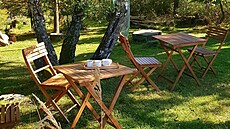 Kamenný st�l a kavárna pod �irým nebem, která je krom� nás otev�ená i v�em...