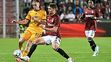 Spar�anský zálo�ník Kaan Kairinen se sna�í zastavit �t�pána �ebrleho z Dukly.