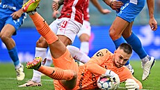 Boleslavský branká� Matou� Trmal zasahuje v utkání 3. p�edkola Konferen�ní ligy...
